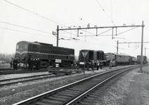 807630 Afbeelding van de botsing tussen de diesel-electrische locomotief nr. 2251 (links, serie 2200/2300) van de N.S. ...